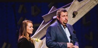 Определились победители премии латгальской культуры Boņuks. Среди них — спектакль Даугавпилсского театра Актёры спектакля Даугавпилсского театра «Кто-то вот-вот придёт» Занда Манкопа и Ритвар Гайлумс. 1 марта 2025 года. Фото: Дагния Бернане / Латгальское посольство GORS