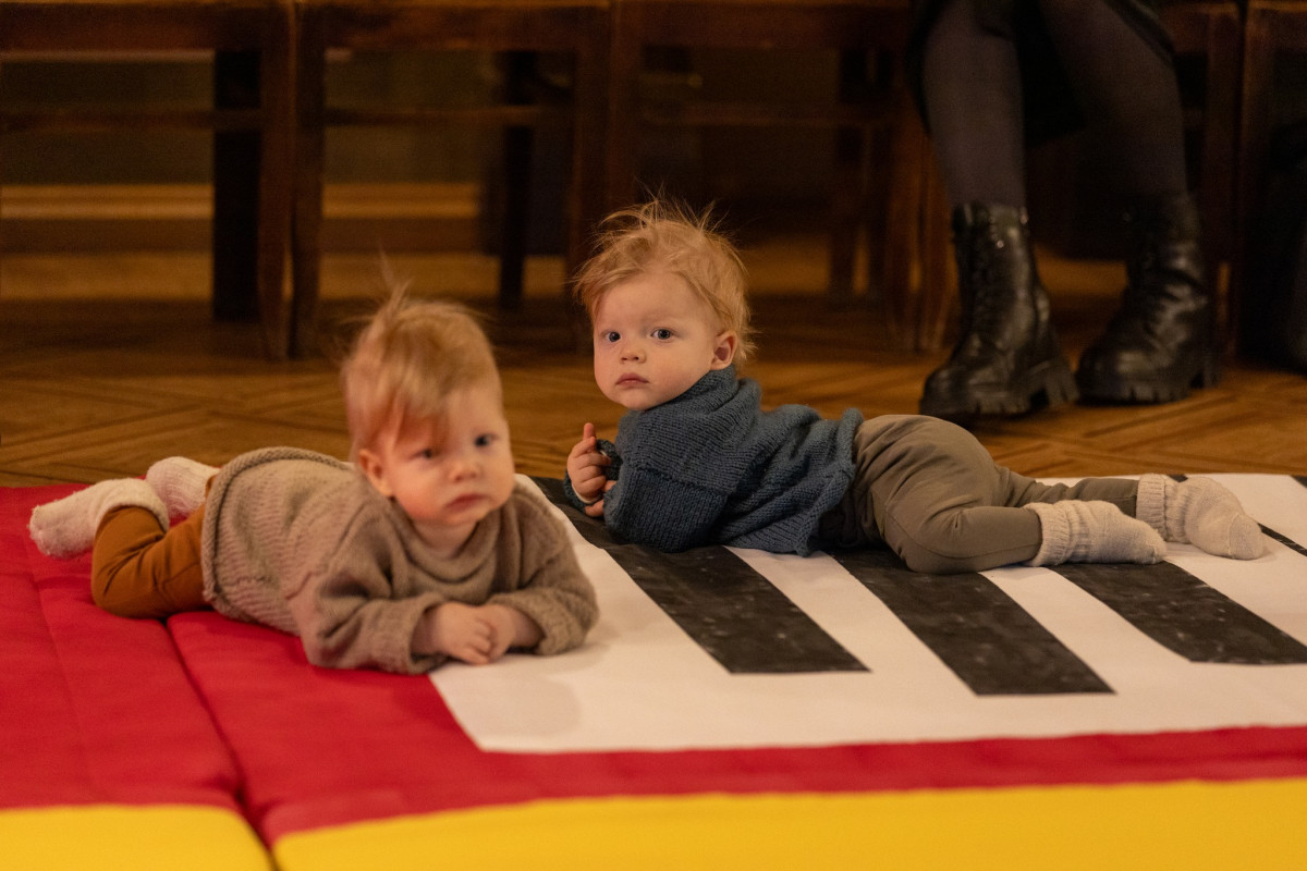 Занятие для малышей в Латвийской опере. Фото со страницы Latvijas Nacionālā opera un balets на Фейсбуке