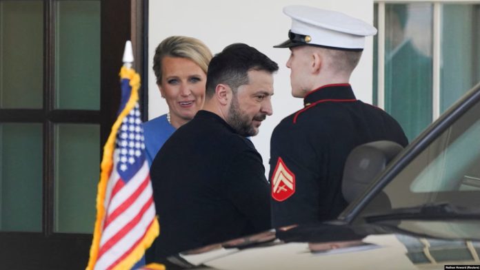 Владимир Зеленский покидает Белый дом, 28 февраля 2025 года. Фото: Nathan Howard / Reuters (с сайта currenttime.tv)