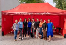 Команда Балтийского центра журналистских расследований Re:Baltica и «Чайки» у общей мобильной редакции в Даугавпилсе. 25 августа 2023 года. Фото: Виола Олейникова