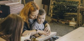 Занятие по игре на кокле в Доме традиций в Даугавпилсе. 17 марта 2025 года. Фото: Евгений Ратков