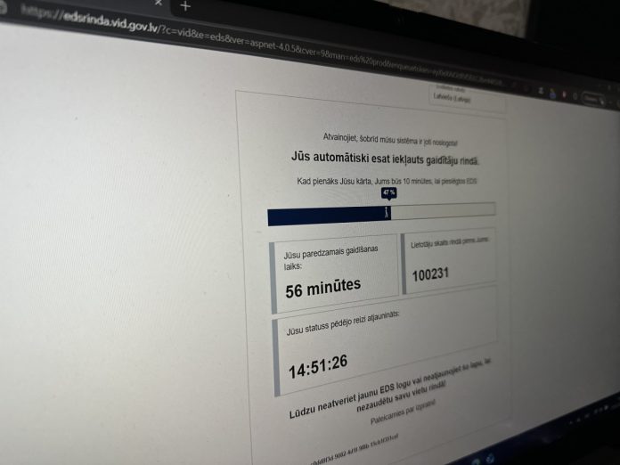 В 14:51 1 марта 2025 года в электронной очереди для подачи ежегодной декларации о доходах стояло более 100 тысяч жителей Латвии. Фото: Анастасия Шубина