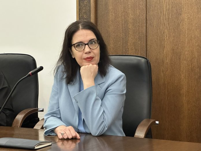 IMG_5654 Посол Израиля в Латвии Сандра Симович во время визита в Даугавпилс — в здании Даугавпилсской думы. 28 марта 2025 года. Фото: Анастасия Шубина