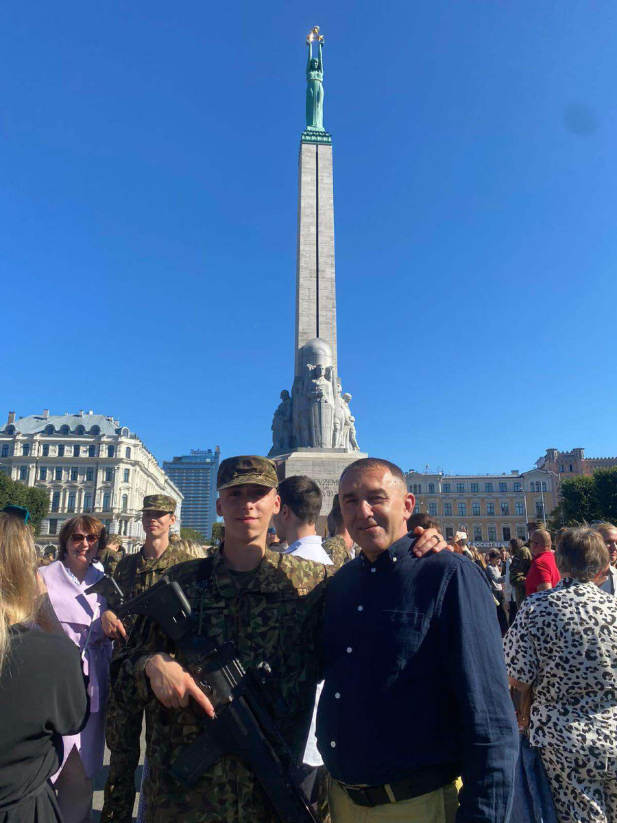 Арманд и Виталий Шидловские в Риге. "Памятник свободы, присяга и гордый папа", - так прокомментировала эту фотографию мама Инга. Фото из семейного архива