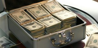 Перед началом полномасштабной войны в Россию ввезли наличной валюты на сумму более чем 12 миллиардов долларов, сообщает Meduza со ссылкой на результаты расследования OCCRP. Деньги в основном отправлял Raiffeisen Bank. Иллюстративное фото: Pexels / Pixabay