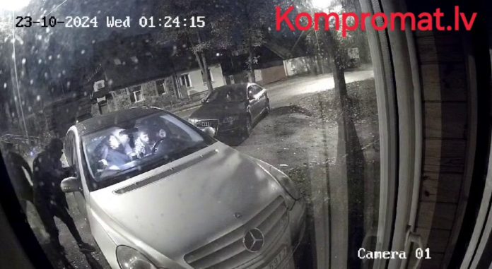 Кадр из видео с места преступления 23 октября 2024 года, снятого на камеру видеонаблюдения. Источник: kompomat.lv Кадр из видео с места преступления 23 октября 2024 года, снятого на камеру видеонаблюдения. Источник: kompomat.lv