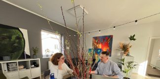 Инна Плавока и Сергей Кузнецов на записи новостного подкаста "Даугавпилс. Стереотипы". Даугавпилс, офис New East, 6 марта 2025 года. Фото: Алина Хачетлова