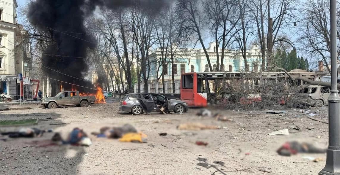 Погибшие мирные жители, жертвы российской атаки на город Сумы (северо-восток Украины, 30 км от границы с Россией). 13 апреля 2025 года (Вербное воскресенье). Фото: ГСЧС Украины