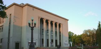 В июне в Даугавпилсе пройдёт Театральный фестиваль № 4. Рассказываем, что в программе Вход в Даугавпилсский театр в Доме Единства. Фото Насти Гавриленко из архива Chayka.lv / май 2020 года