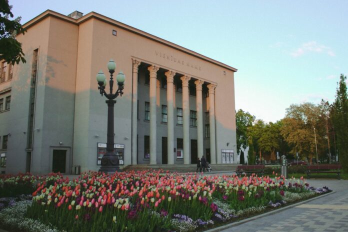 Вход в Даугавпилсский театр в Доме Единства. Фото Насти Гавриленко из архива Chayka.lv / май 2020 года