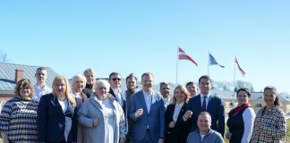 Лидер списка партии Sarauj, Latgale на выборах в самоуправление Даугавпилса Андрей Элксниньш (в центре) и его сопартийцы - кандидаты. Фото со страницы партии на Фейсбуке