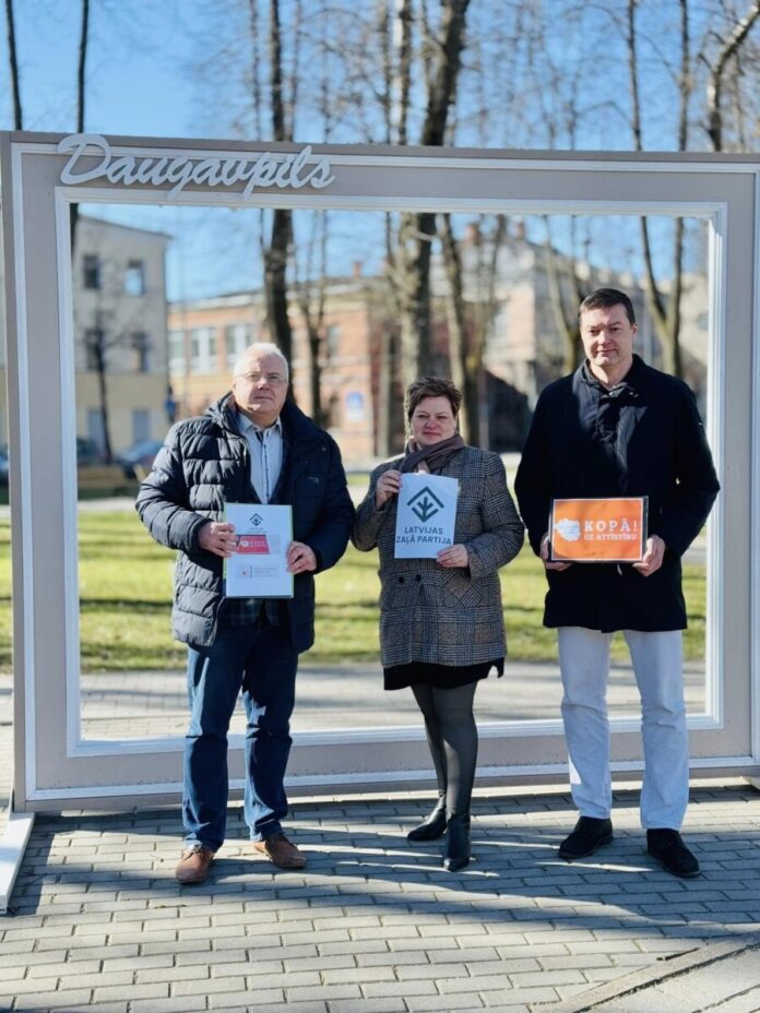 Первая тройка объединённого списка «Партии Даугавпилсского края» и Латвийской зелёной партии: Ивар Шкинч (№2), Бирута Мурниеце (№3) и Петерис Дзалбе (№1). Фото со страницы Петериса Дзалбе в Фейсбуке
