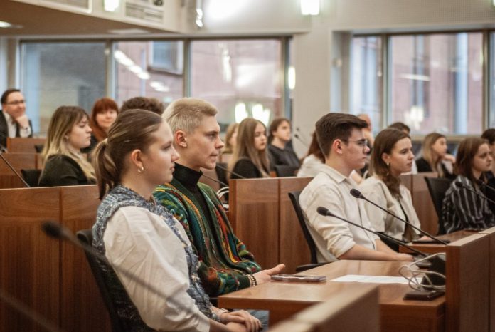 Участники проекта для молодёжи 16 и 17 лет Сигнальные выборы. Фото: signalvelesanas.lv