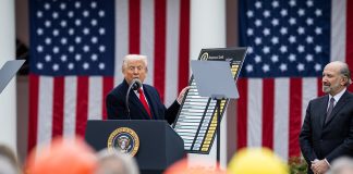 Как решение Трампа о введении пошлин отражается на мировой экономике и конкретных людях Дональд Трамп объявляет о введении пошлин на импорт товаров в США. Вашингтон, Белый дом, 2 апреля 2025 года. Фото: flickr.com