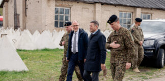 Министр обороны Андрис Спрудс и командующий Национальными вооружёнными силами Латвии Каспарс Пуданc в Зилупе. 24 апреля 2025 года. Фото: Armīns Janiks / Aizsardzības ministrija