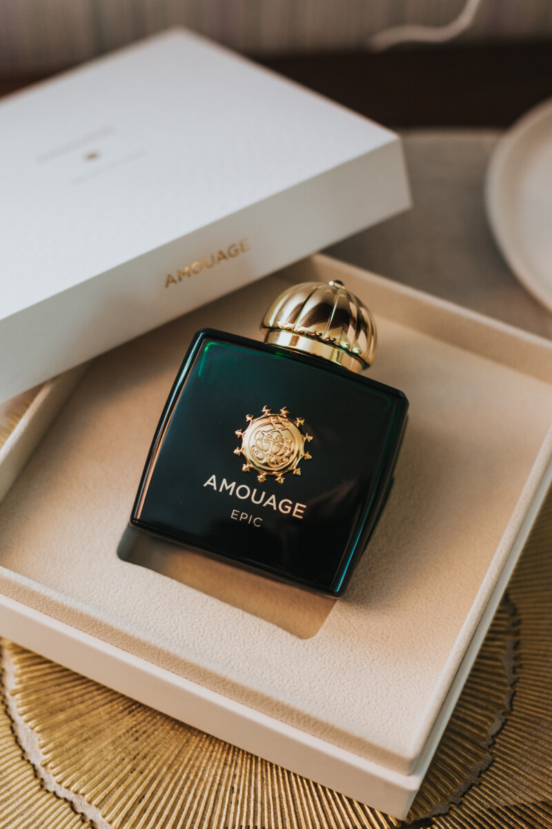 Amouage Epic - очень дорогой бренд. На крышке флакона камушек Swarovski. Фото: Ирина Маскаленко