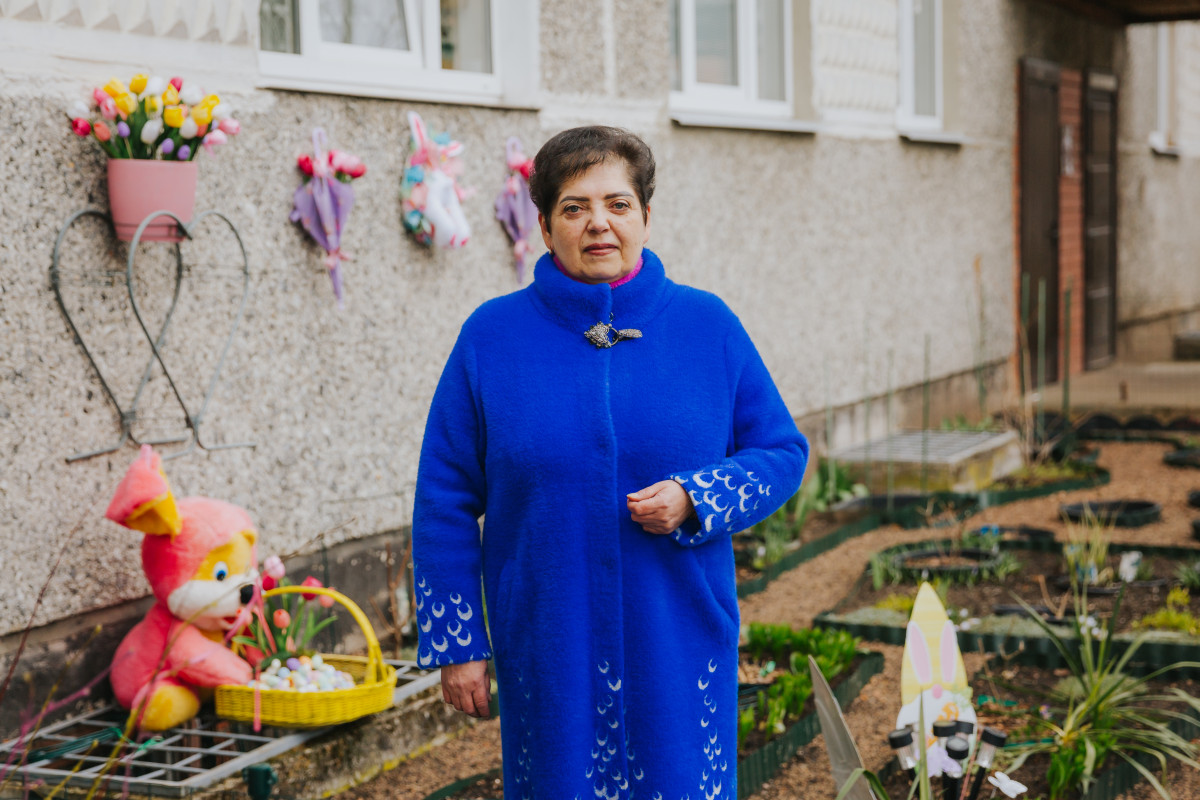 Елена Кускова - создательница клумб у дома по адресу ул. Телтс, 4 в Даугавпилсе. 28 марта 2025 года. Фото: Ирина Маскаленко