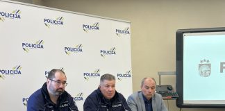 Слева направо: начальник Бюро полиции порядка Латгальского регионального управления Госполиции Янис Анспокс, начальник Латгальского регионального управления Госполиции Гундарс Тропс и начальник Бюро криминальной полиции Латгалии Юрий Васильев. 2 апреля 2025 года. Фото: Анна Кусиня