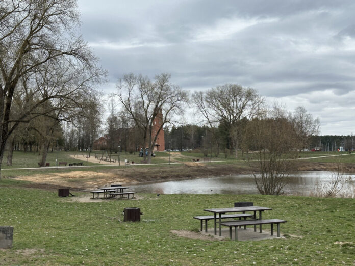 Озеро Пороховка на Химии, в Даугавпилсе. 15 апреля 2025 года. Фото: Анастасия Шубина Озеро Пороховка на Химии, в Даугавпилсе. 15 апреля 2025 года. Фото: Анастасия Шубина