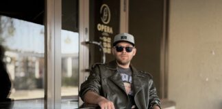 Руслан Фрадкин, режиссёр сериала "Дело вкуса", у ресторана "Опера", где проходили съёмки. Даугавпилс, 17 апреля 2025 года. Фото: Анна Луизе Рускуле