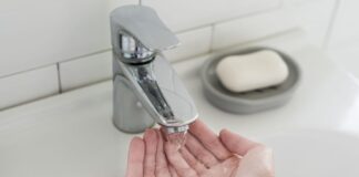 Горячая вода, кран. Мытьё рку. 6 мая в Даугавпилсе начнутся проверки теплотрасс. Иллюстративное фото: Freepik