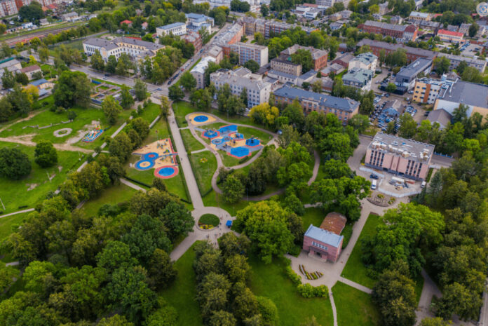 Вид сверху на Центральный парк в Даугавпилсе. Фото: visitdaugavpils.lv