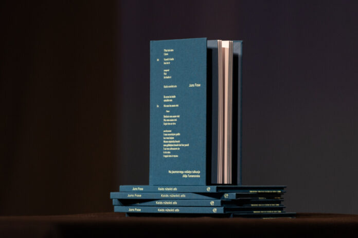 Книга Kaids nūteikti atīs норвежского автора, драматурга и лауреата Нобелевской премии Юна Фоссе. Фото: Jūlija Dibovska / Офис Совета министров северных стран в Латвии