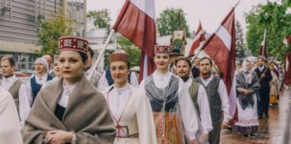 Шествие народных костюмов в Даугавпилсе. 4 мая 2025 года. Фото: Евгений Ратков