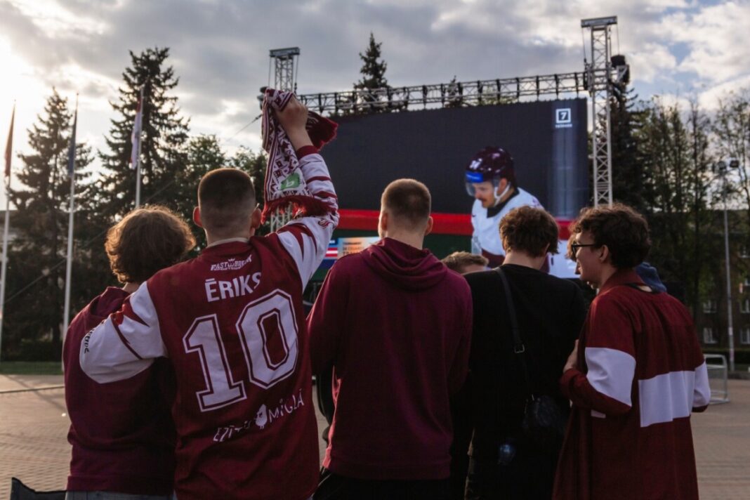 Жители Дауагвпилса смотрят хоккей на площади Единства. 13 мая 2025 года. Фото: Виктория Кравцова