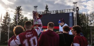 Жители Дауагвпилса смотрят хоккей на площади Единства. 13 мая 2025 года. Фото: Виктория Кравцова