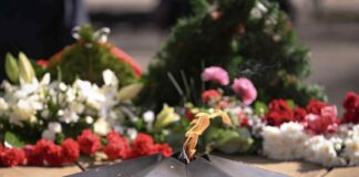 Вечный огонь. Парк Дубровина в Даугавпилсе. 9 мая 2025 года. Фото: Анна Луизе Рускуле