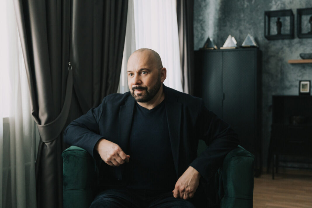 Олег Шапошников, директор и художественный руководитель Даугавпилсского театра. 20 мая 2025 года. Фото: Ирина Маскаленко