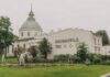 Обновлённая надпись «Даугавпилс» на фасаде костёла Святого Петра в Веригах. 28 мая 2025 года. Фото: Евгений Ратков / Chayka.lv