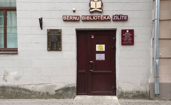 lcb-lv Вход в филиал Латгальской центральной библиотеки «Зилите» на улице Михоэлса, 58 в Даугавпилсе. Фото: lcb.lv