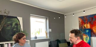 Журналисты Инна Плавока и Сергей Кузнецов на записи подкаста "Даугавпилс. Стереотипы". Фото: Алина Хачетлова / New East