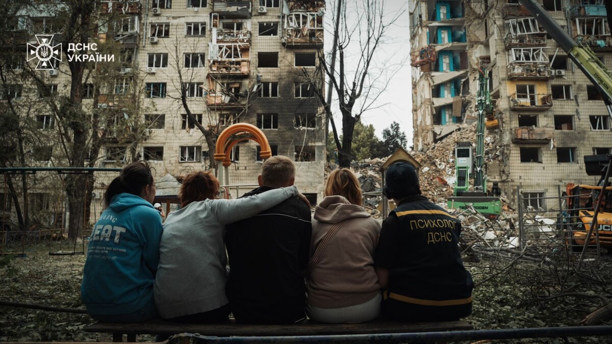 С пострадавшими жителями Соломенского района, как и других раонов Киева и других городов, работают психологи. 17 июня 2025. Фото с официальной страницы Государственной службы Украины по чрезвычайным ситуациям на Фейсбуке (ДСНС України)