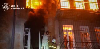 Пожарный спасает женщину из горящего дома в Одессе после атаки российского "шахеда". 21 июня 2025 года. Фото со страницы Владимира Зеленского на Фейсбуке