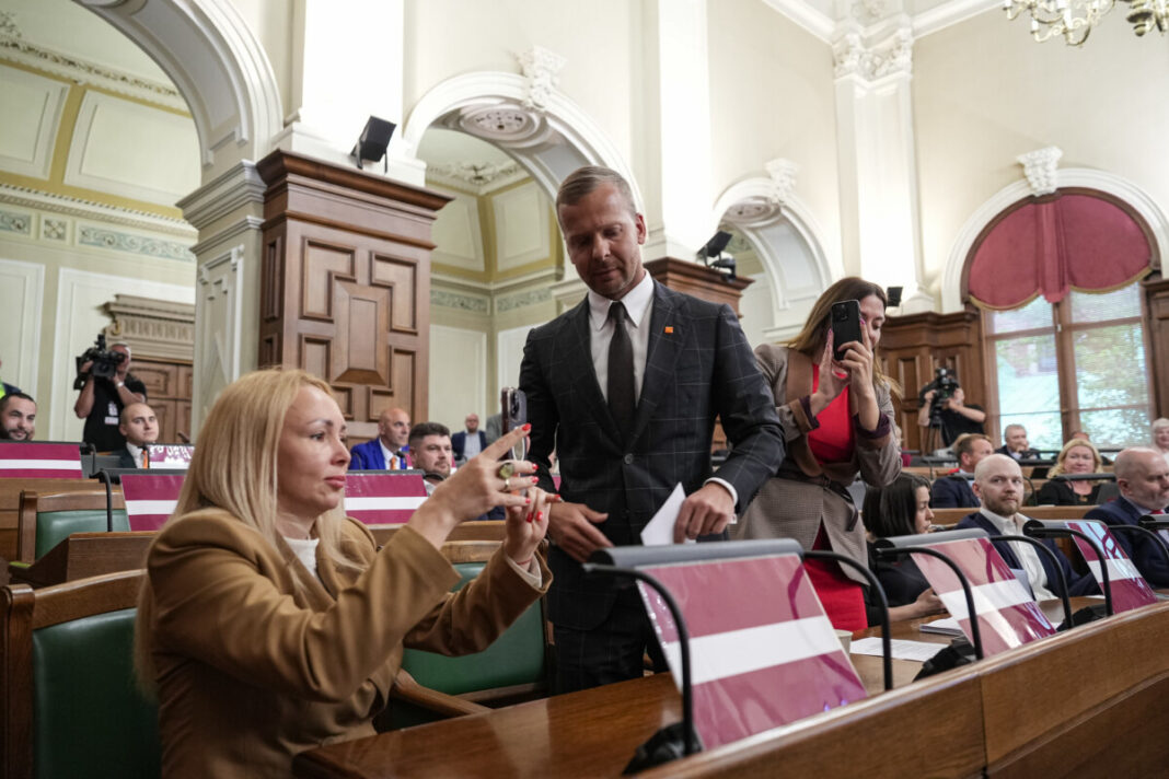 Депутат Сейма Латвии Алексей Росликов («Стабильности!»), слева от него его коллега и однапартией — Светлана Чулкова. 5 июня 2025 года. Фото: Reinis Inkēns / Saeima
