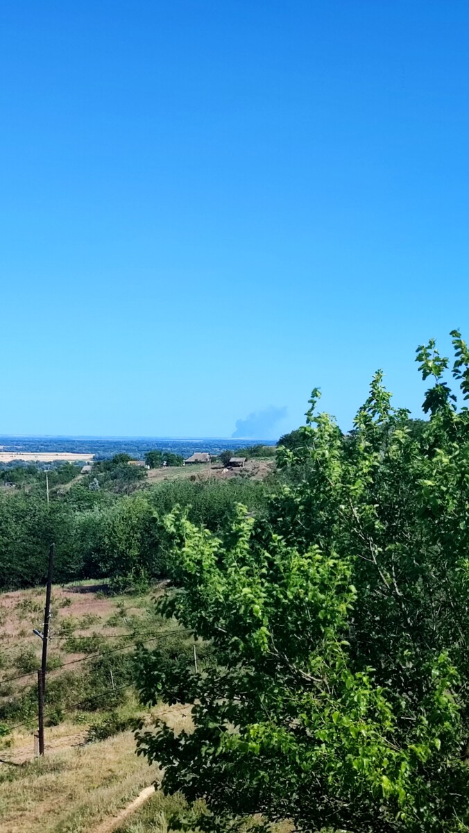 Вид с вызвышенности. Вдали - дым от пожара в результате российской атаки города Белгород-Днестровский. Фото: Наста Захаревич