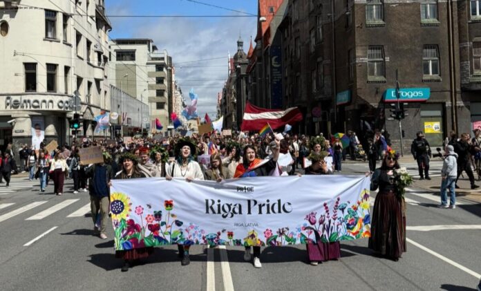 Шествие по улице Бривибас в Риге 28 июня 2025 года. Фото: со страницы Riga Pride на Фейсбуке