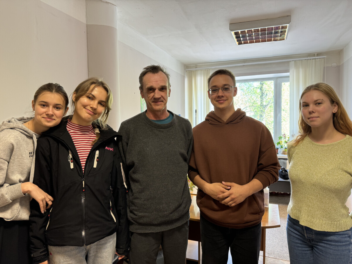 Участники проекта "НАДЕЖДА: бездомные тоже люди" с жителем приюта в Даугавпилсе Янисом. Фото из архива проекта