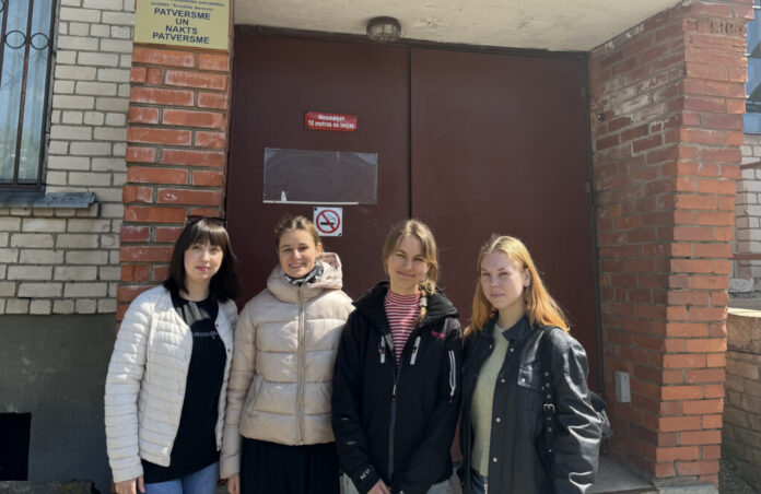 Руководительница Социальной службы Даугавпилса Марина Герасимова и участницы проекта HOPE: Homeless Are People. Фото из архива ребят Руководительница Социальной службы Даугавпилса Марина Герасимова и участницы проекта HOPE: Homeless Are People. Фото из архива ребят
