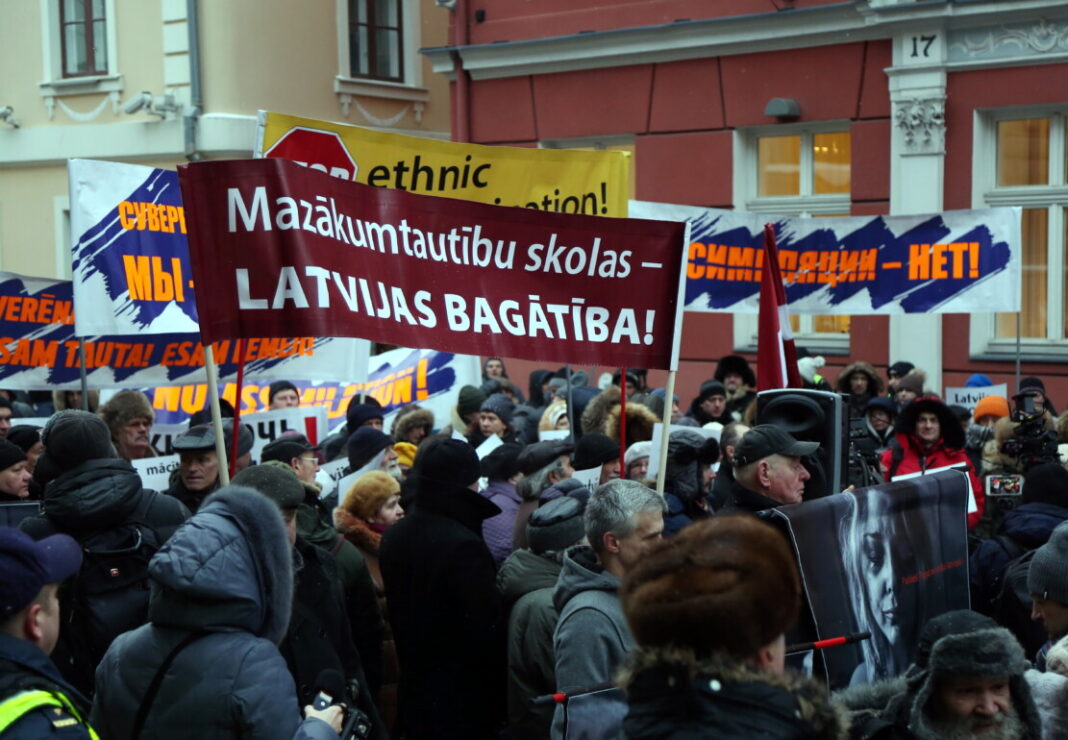 Протест против перехода школ на латышский язык обучения, который проходил в Риге, возле здания Сейма, 8 февраля 2018 года. Фото: Edijs Pālens / LETA