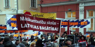 Протест против перехода школ на латышский язык обучения, который проходил в Риге, возле здания Сейма, 8 февраля 2018 года. Фото: Edijs Pālens / LETA