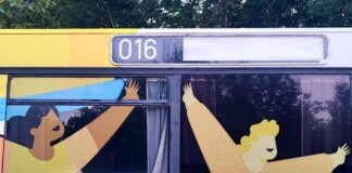 Разрисованный старый автобус в деревне Рышкова в Молдове. Фото: Наста Захаревич