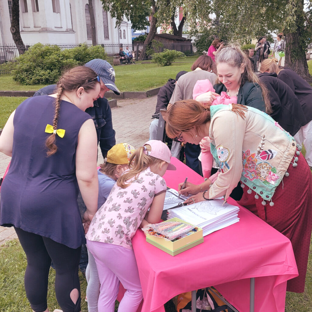 Палатка общества Cita Daugavpils в "Городке образования" на Празднике города. 31 мая 2025 года. Фото: Cita Daugavpils
