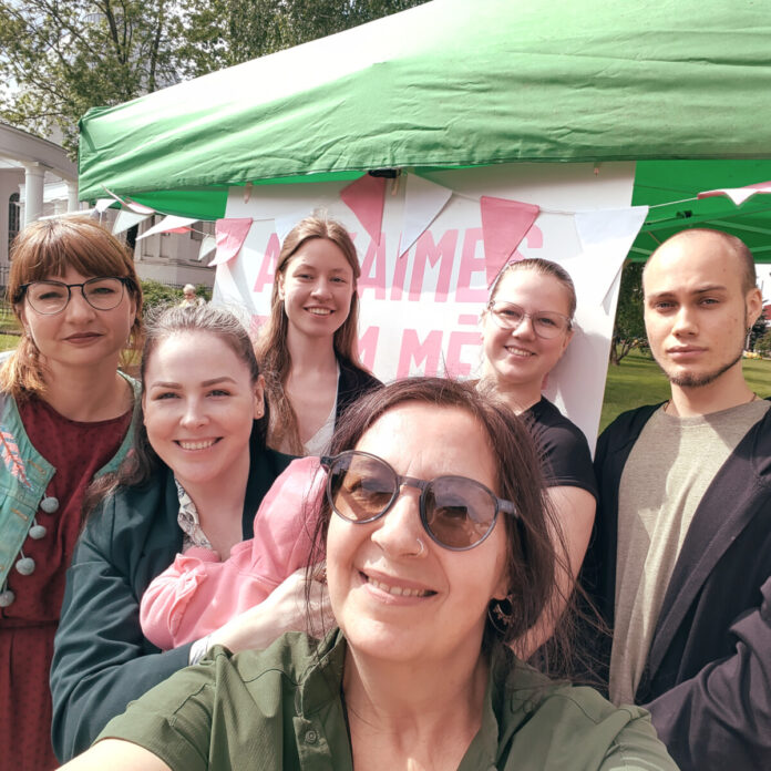 pilssv_kvad12 Инга Белоуса и волонтёры и члены общества Cita Daugavpils в "Городке образования" на Празднике города. 31 мая 2025 года. Фото: Cita Daugavpils