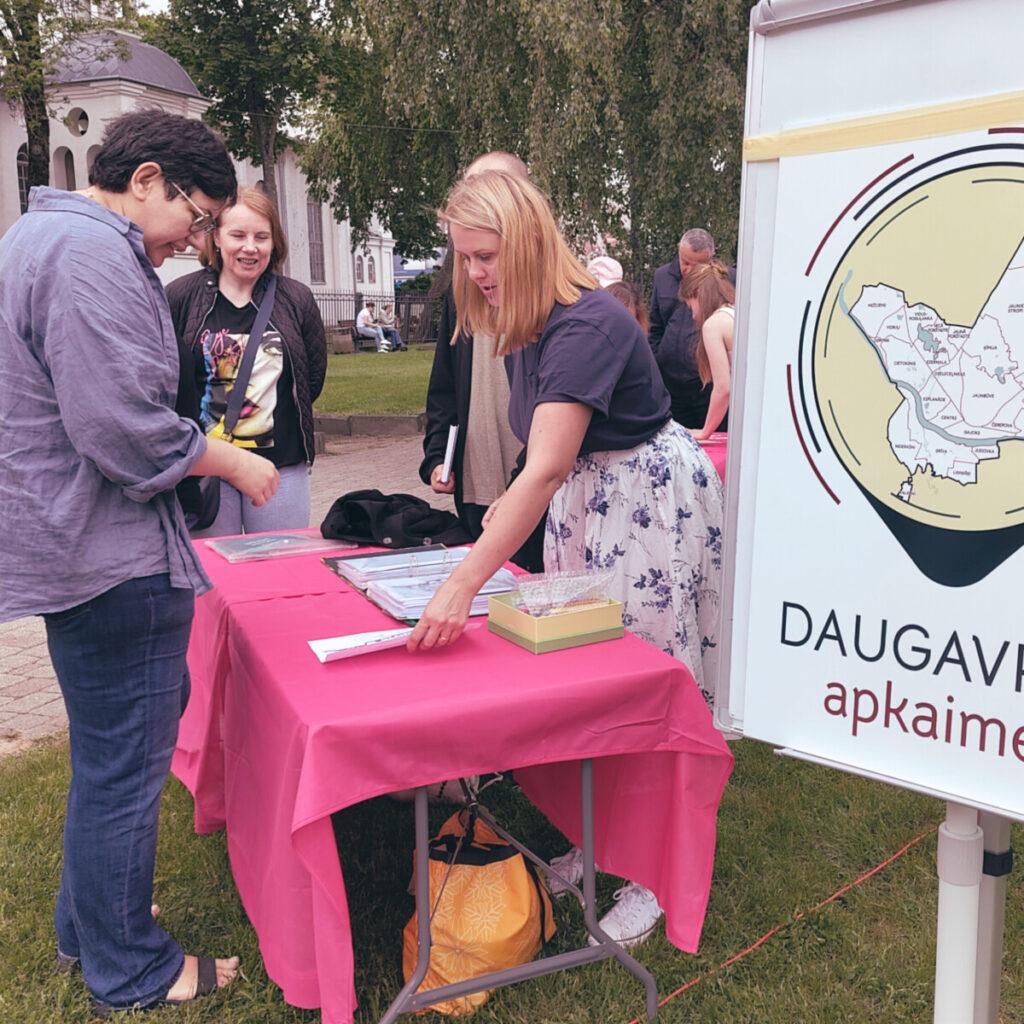 Палатка общества Cita Daugavpils в "Городке образования" на Празднике города. 31 мая 2025 года. Фото: Cita Daugavpils