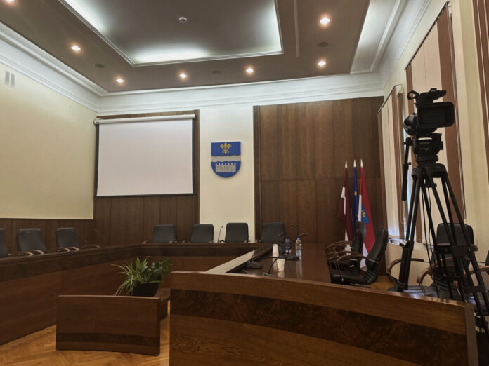 Зал заседаний в здании Даугавпилсской думы. 19 июля 2024 года. Фото: Анастасия Шубина