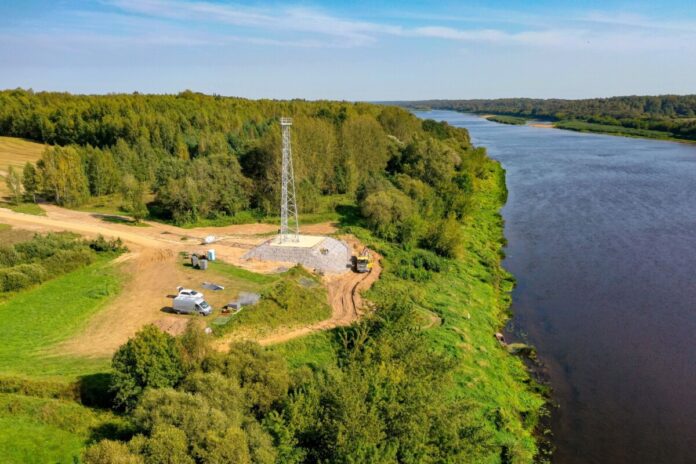 Один из элементов инфраструктуры охраны границы Латвии с Беларусью — вышка связи. Её и ещё пять таких же сдали в эксплуатацию 10 января 2025 года. Полностью строительство инфраструктуры на границе с Беларусью должно завершиться к 2026 году. Фото: Valsts nekustamie īpašumi